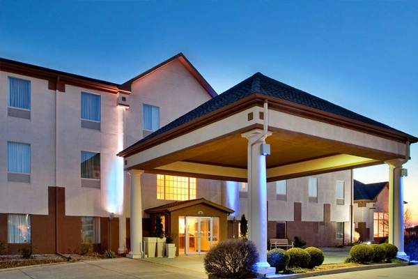 Premier Hotel Properties - Baymont Inn & Suites building entry in Highland.